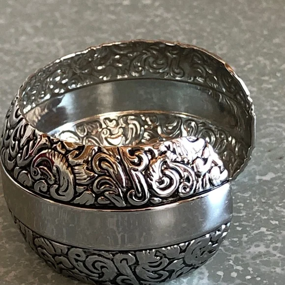 Embossed Silver cuff bracelet - Picture 6 of 6